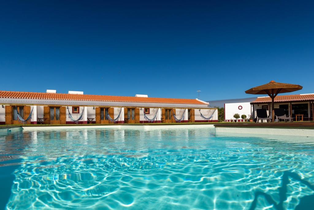 赞布热拉-杜马尔蒙地泽卡乡村民宿的酒店前方的大型游泳池