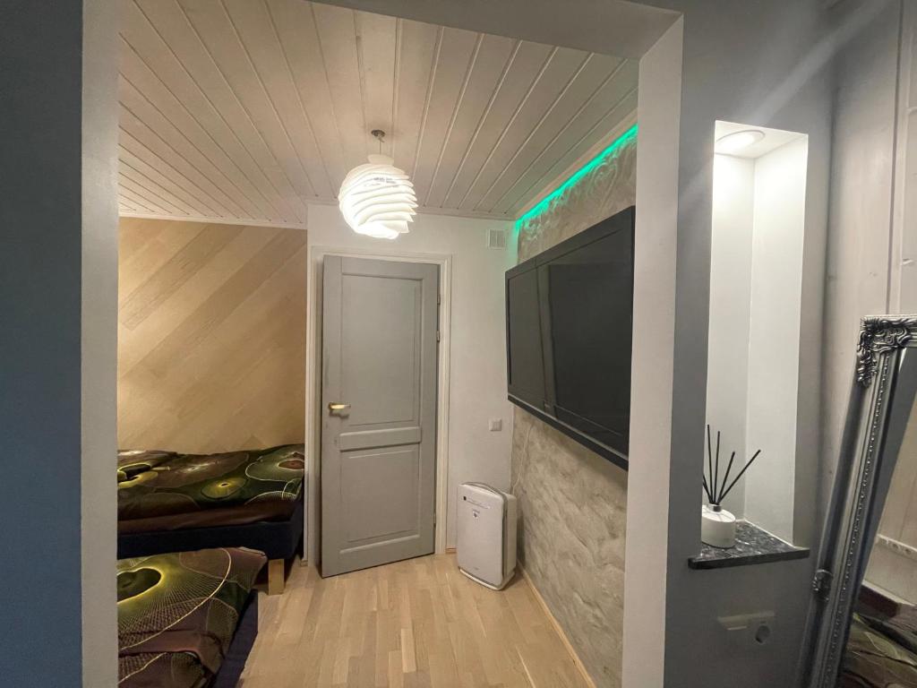 派德Renthouse Guest Apartment ADEELE的客房设有一张床和一台平面电视。
