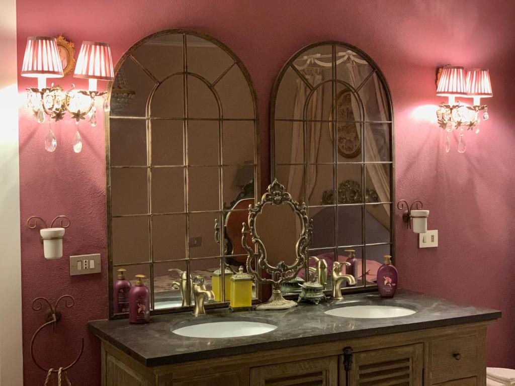 阿罗纳Il Giardino Segreto Arona的一间带两个盥洗盆和大镜子的浴室