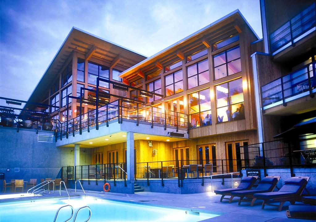 布伦特伍德湾布伦特伍德海湾度假酒店及Spa的一座大型建筑,前面设有一个游泳池