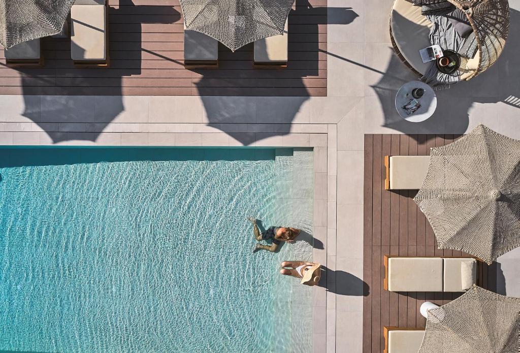 SifnosNival Boutique Hotel的站在游泳池旁的人的头顶景色