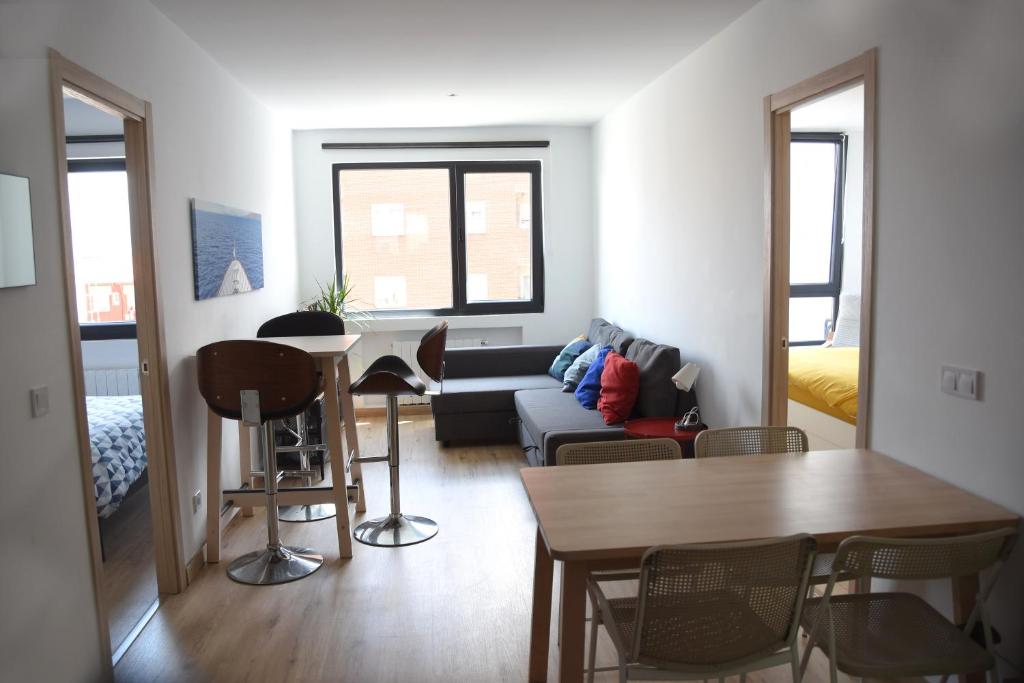 桑坦德VACARE - Apartamento 3 habitaciones, Capricho en el centro de Santander!的客厅配有沙发和桌子