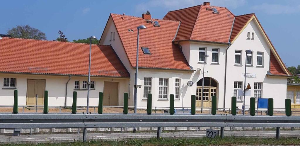 于克里茨Two-Bedroom Apartment in Uckeritz (Seebad) I的一座房子,前面有红色的屋顶和栅栏