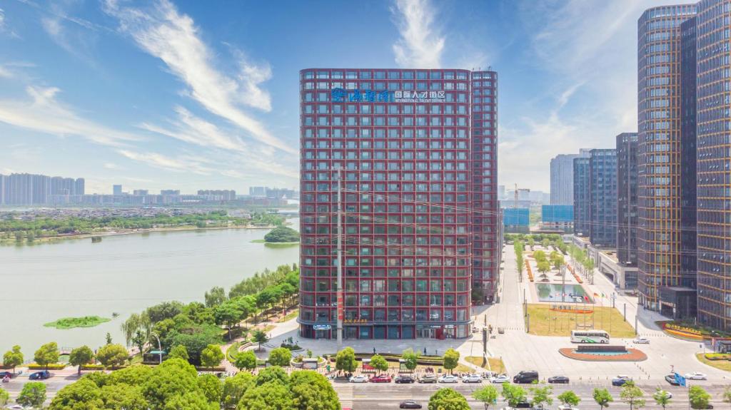 南京南京九龙湖金陵嘉辰酒店（南京南站店）的享有河边高楼空中景色