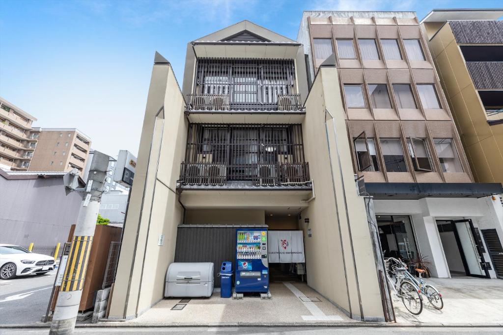 京都The Hotel Saint-Felicien Kyoto Shijo Karasuma的前面有两块停车计数器的建筑