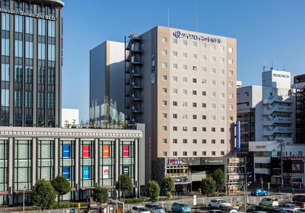 仙台仙台大和鲁内酒店的城市的一组建筑物