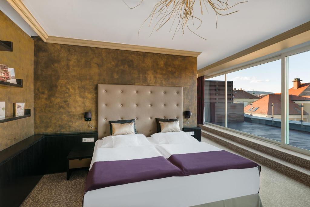 佩奇科索佩斯酒店的一间卧室设有一张大床和一个大窗户