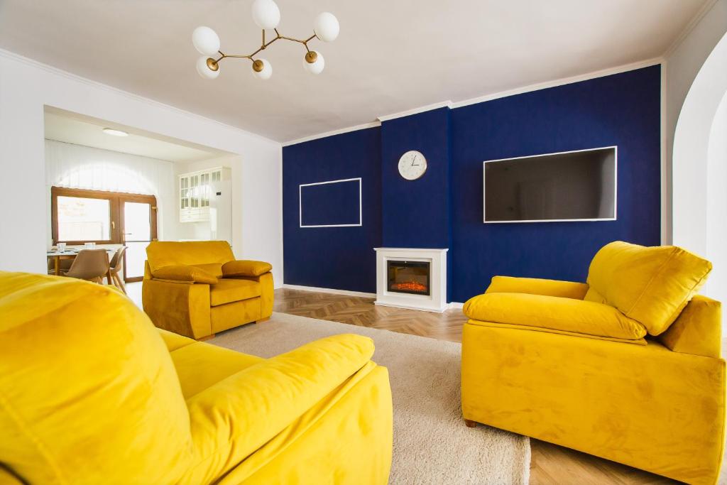 奥拉迪亚Rya Residence Oradea的客厅设有黄色家具和蓝色的墙壁