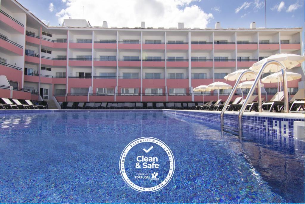 阿尔布费拉卢纳大浦酒店的大楼前设有游泳池的酒店