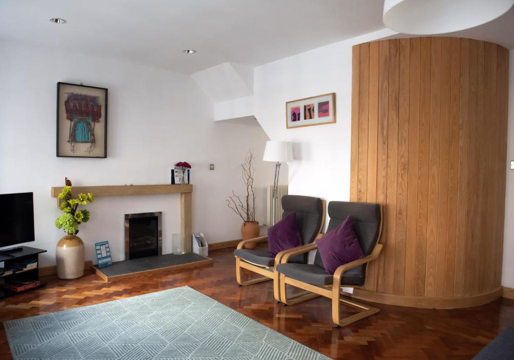 爱丁堡大卫休姆住宅公寓的客厅配有两把椅子和壁炉