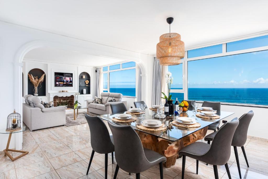 拉克鲁斯Ocean Vistas 24的一间带桌椅的海景用餐室