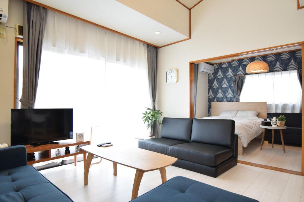 东京Sasatsuka Fleur Tachibana Hotel Apartment的客厅配有沙发和1张床