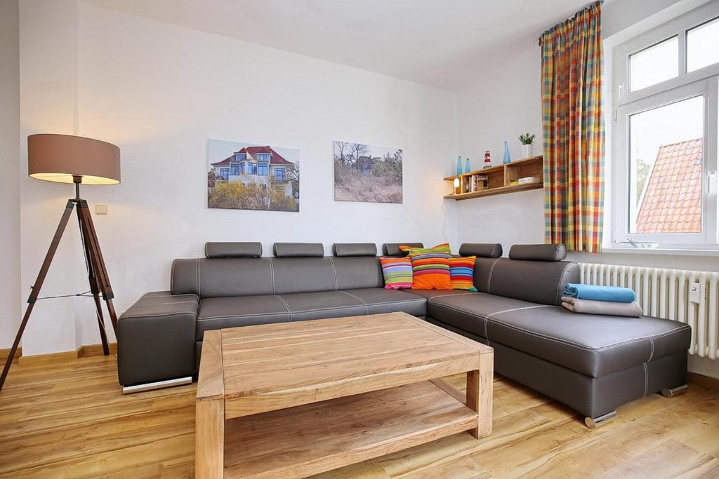 博尔滕哈根Villa Triton Wohnung 03的客厅配有沙发和桌子