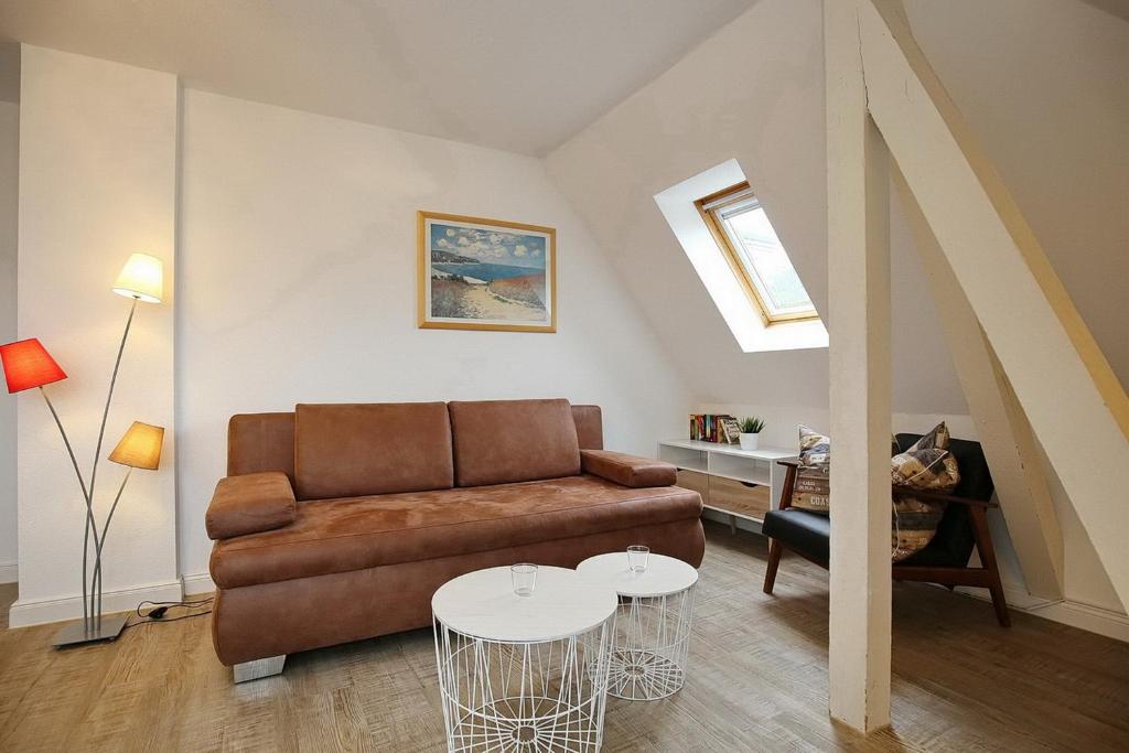 博尔滕哈根Villa Triton Wohnung 05的客厅配有沙发和桌子
