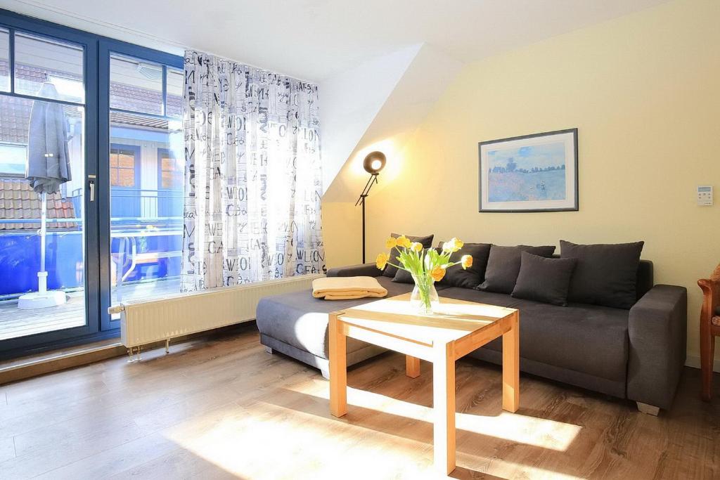 博尔滕哈根Papillon Wohnung 16-7的客厅配有沙发和桌子