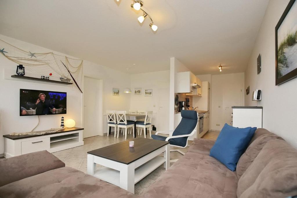 博尔滕哈根Sünnslag Wohnung 041的客厅配有沙发和桌子