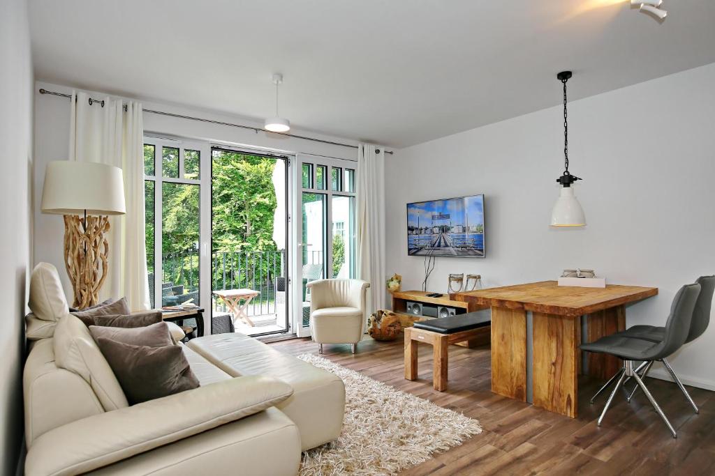 海利根达姆Linden-Palais Wohnung 25的客厅配有沙发和桌子