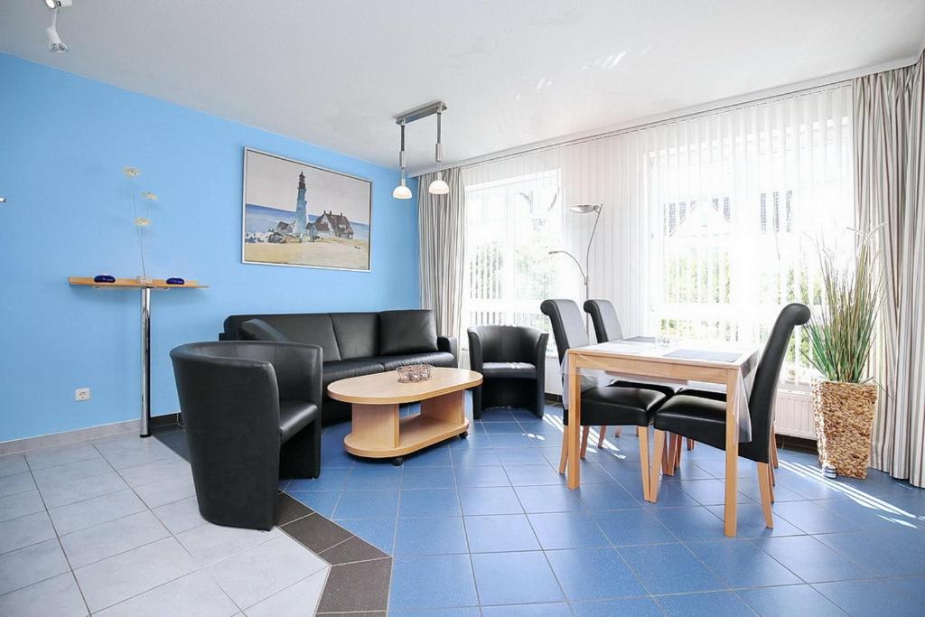 博尔滕哈根Likedeeler Wohnung 12的客厅配有沙发和桌椅