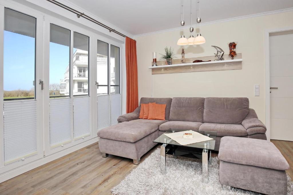 伯尔格伦德-雷特维施Villa Strandvogt Wohnung 11的客厅配有沙发和桌子