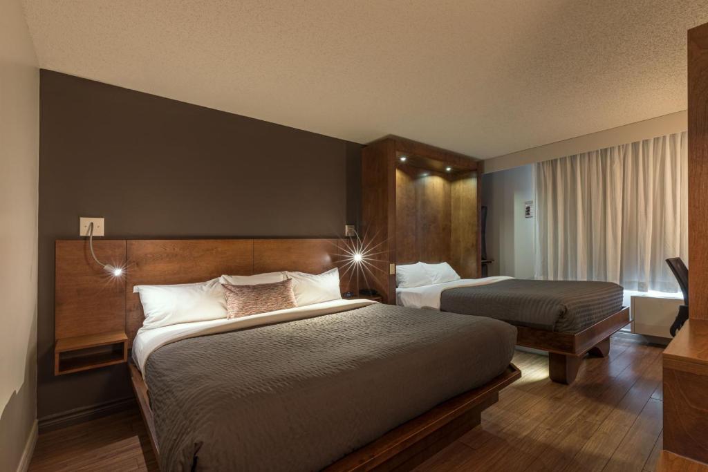 魁北克市魁北克N酒店的酒店客房设有两张床和电视。