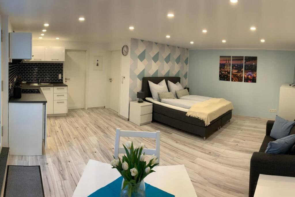 波恩Modern renovated apartment suited for business consultants in close distance to DT, DHL and UN Campus的一间带床和厨房的客厅