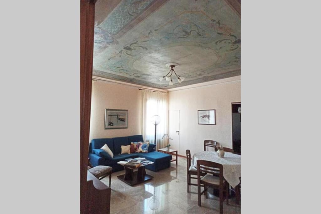 基奥贾Palazzo Baffo - Residenza storica , Chioggia的客厅配有蓝色的沙发和桌子