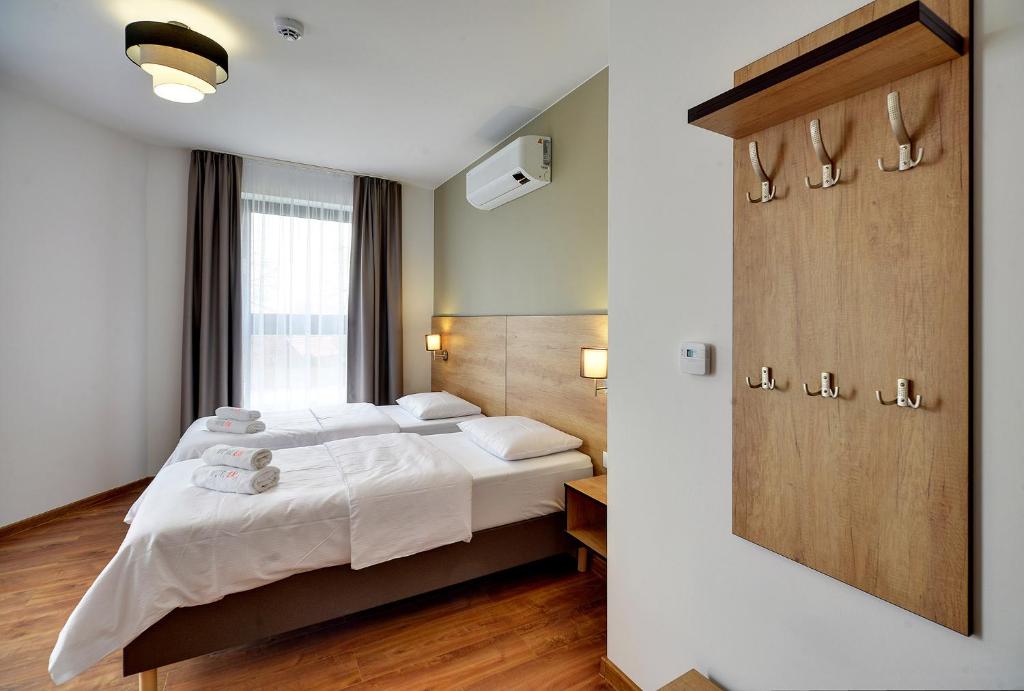 奥莱希尼察Nocleg EM的酒店客房设有床和窗户。