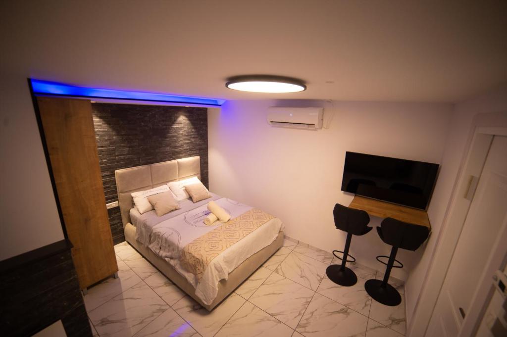 埃拉特Orel suite的一间卧室配有一张床和一台平面电视