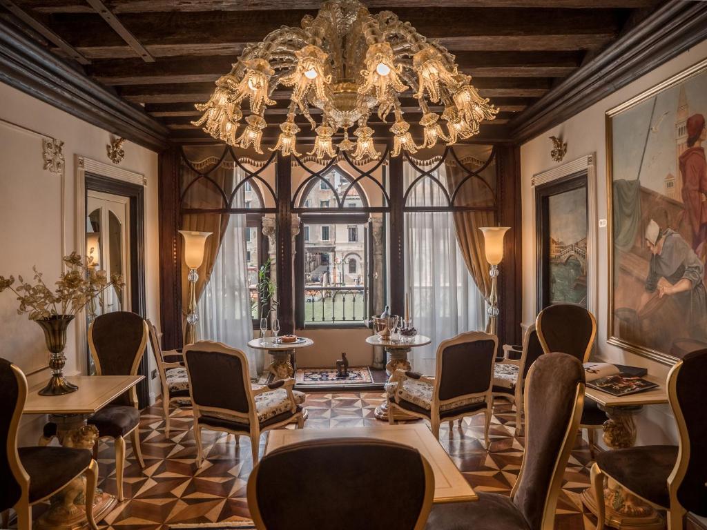 威尼斯EGO' Boutique Hotel - The Silk Road的大房间设有吊灯和桌椅
