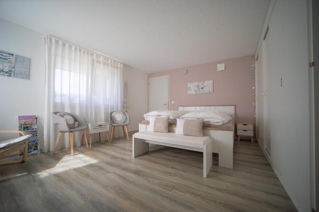 朗瑙生活公寓的卧室配有一张床和一张桌子及椅子