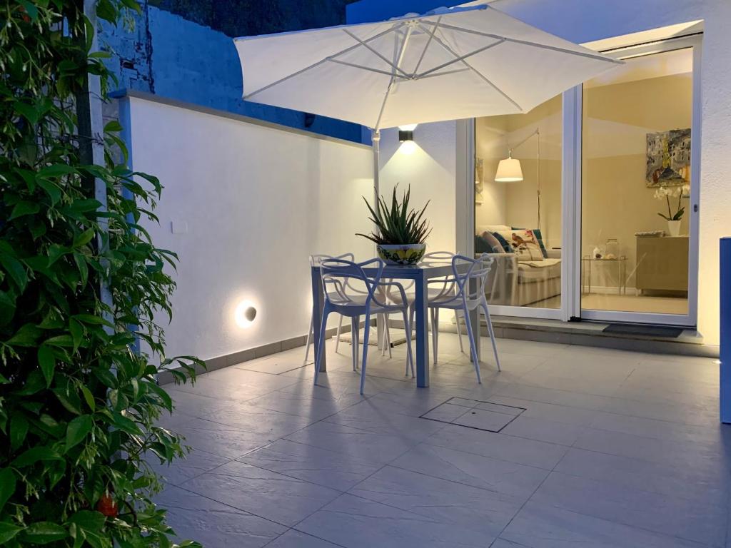 托雷德尔格拉戈普奇Villa Luminosa的庭院内桌椅和遮阳伞