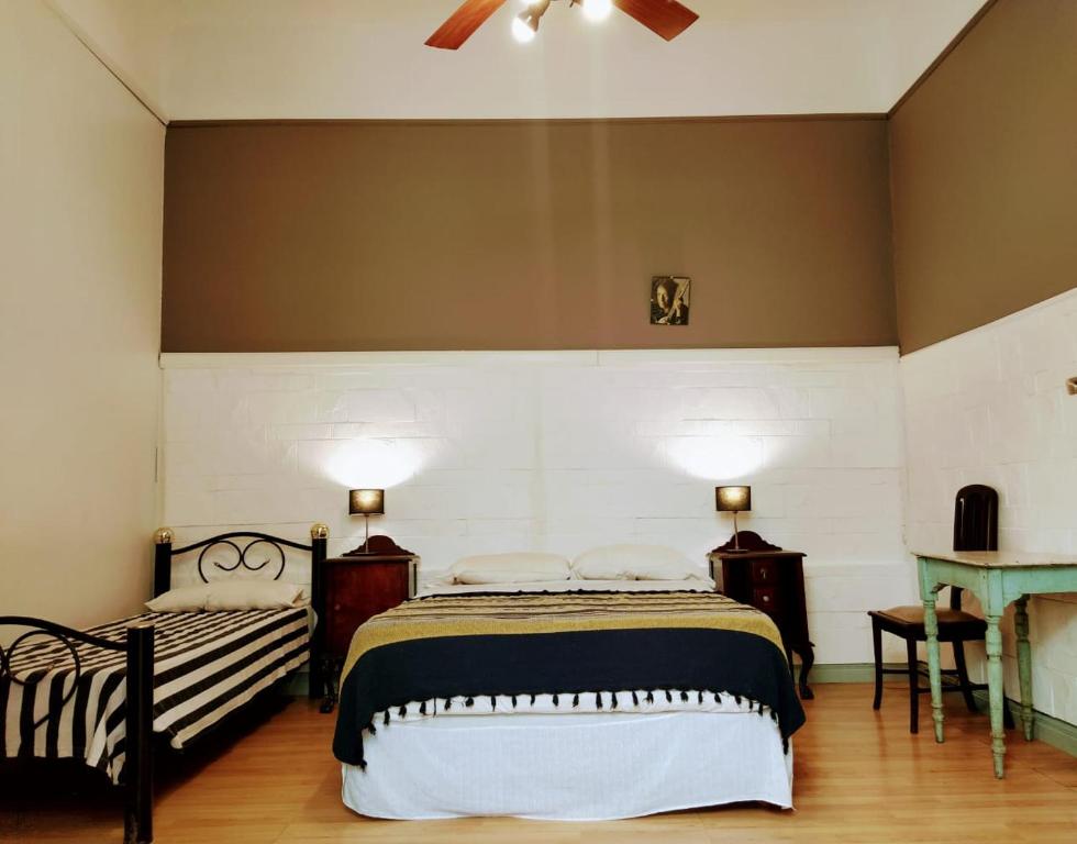 布宜诺斯艾利斯Play Hostel Soho的一间卧室配有一张床和吊扇