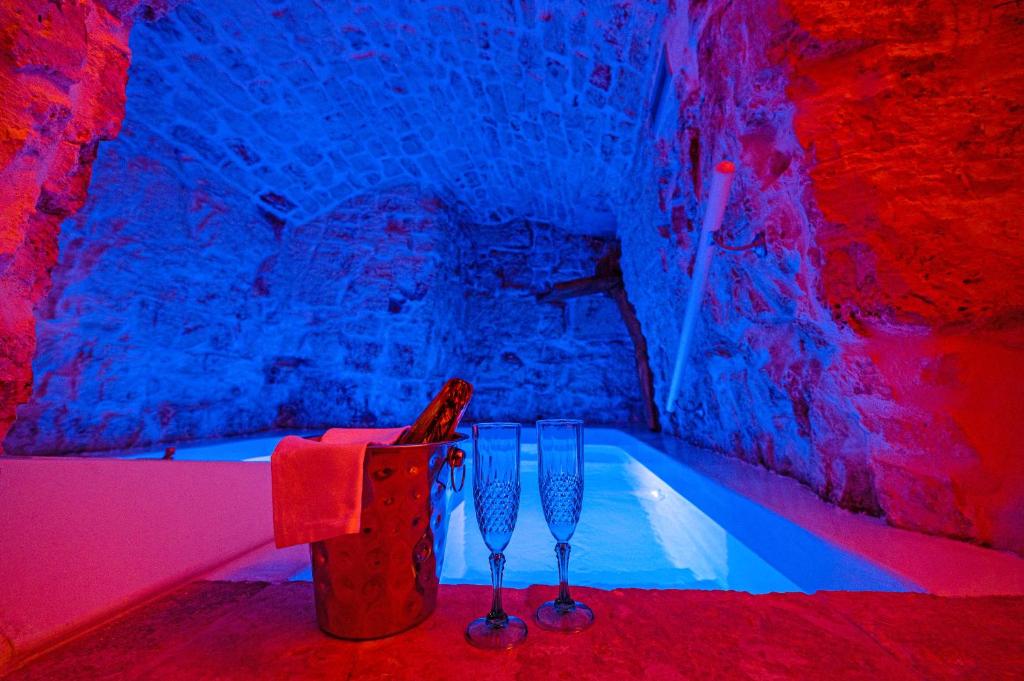 阿尔贝罗贝洛Petra Suite的浴缸,室内有红蓝灯