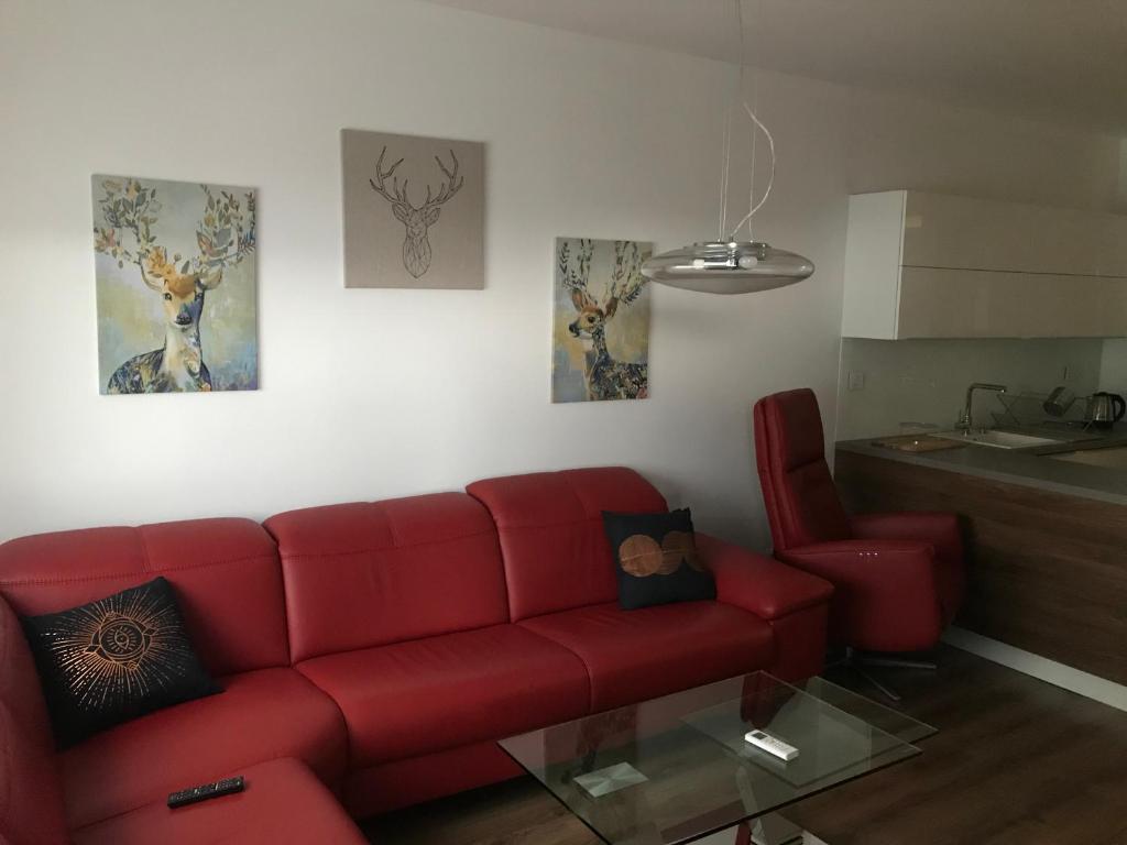 布拉迪斯拉发Foreta的客厅配有红色的沙发和桌子