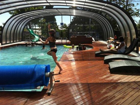 罗托鲁瓦全季假日公园酒店的跳进游泳池的女人