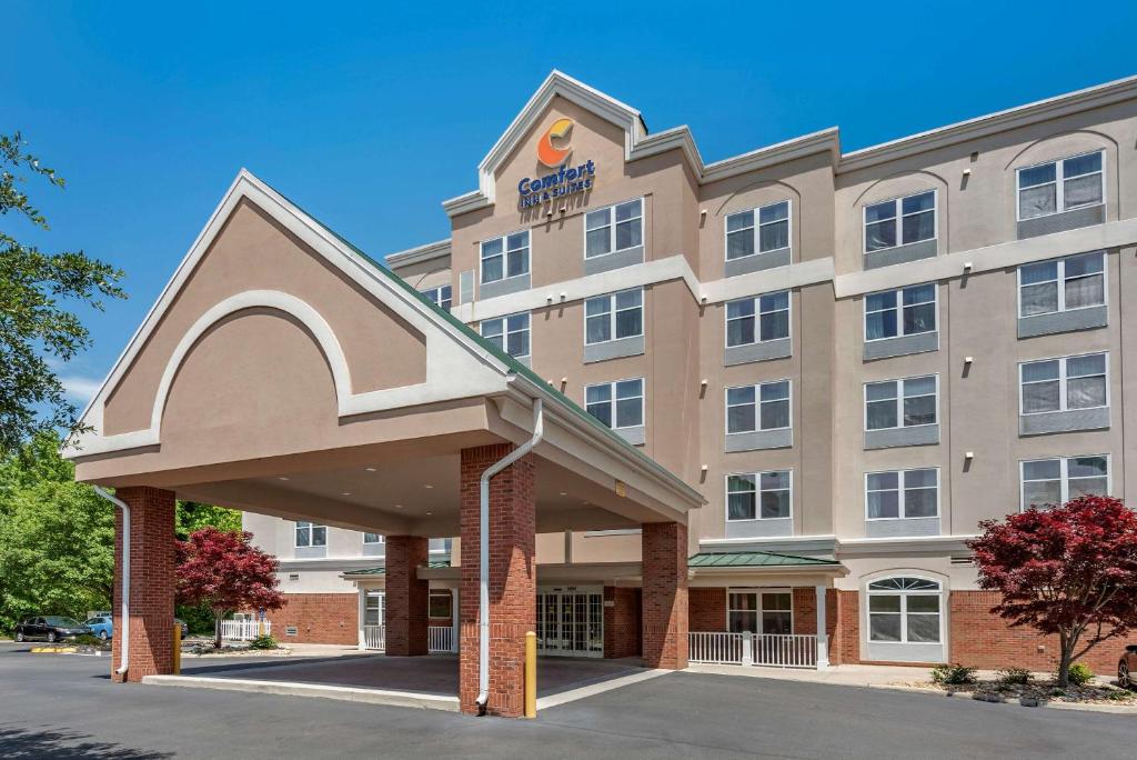 弗吉尼亚海滩Comfort Inn & Suites Virginia Beach - Norfolk Airport的酒店前方的 ⁇ 染