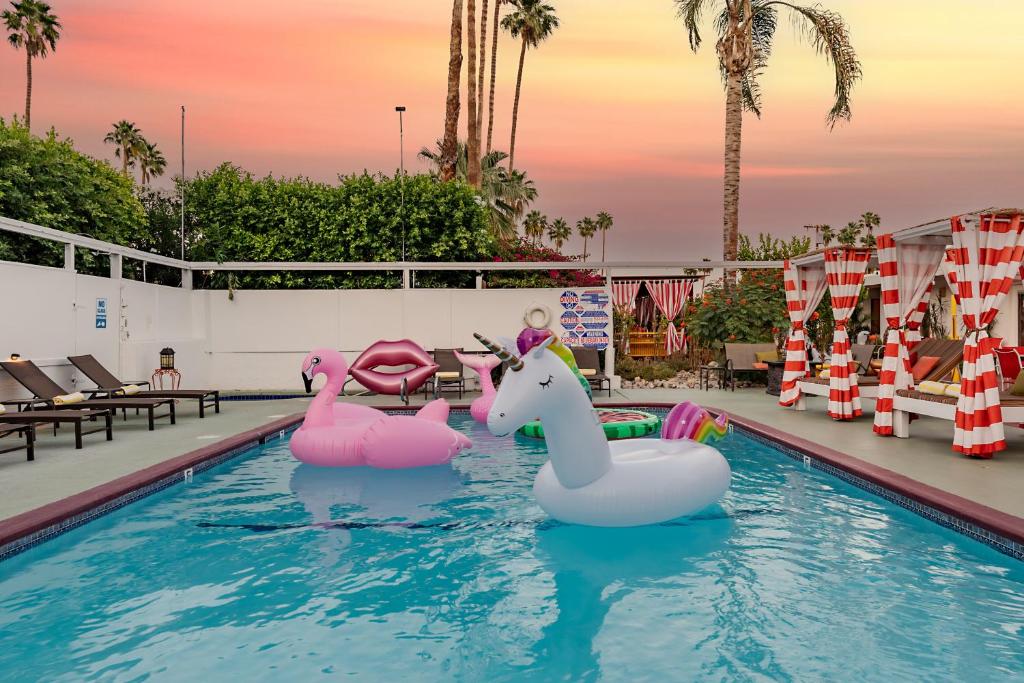 棕榈泉Float Palm Springs - Adults Only的水中有两个充气火烈鸟的游泳池