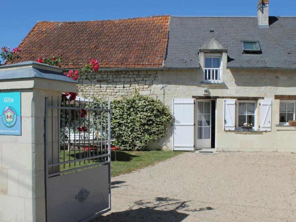 Savigny-en-véronGîte Savigny-en-Véron, 3 pièces, 4 personnes - FR-1-381-209的前面有门的房子