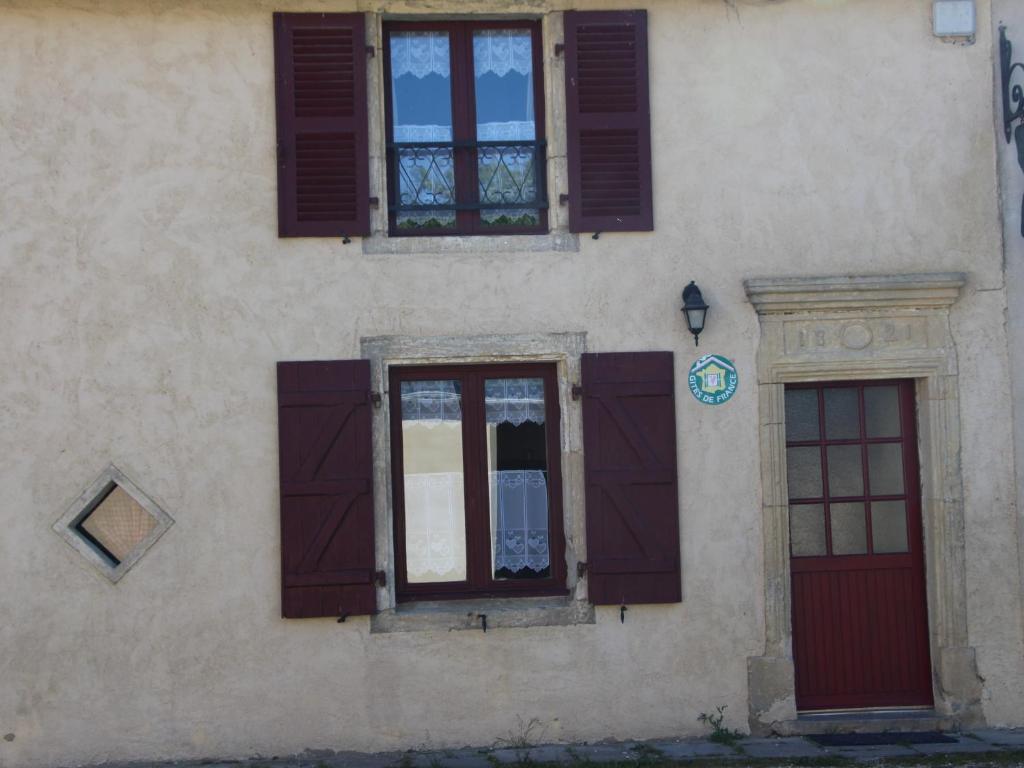 Gîte Halles-sous-les-Côtes, 4 pièces, 6 personnes - FR-1-585-5的一座设有棕色百叶窗和红色门的建筑