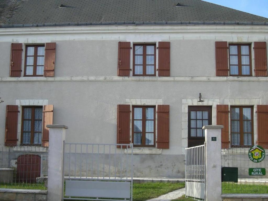 GehéeGîte Gehée, 6 pièces, 10 personnes - FR-1-591-34的白色的房子,有棕色百叶窗和门