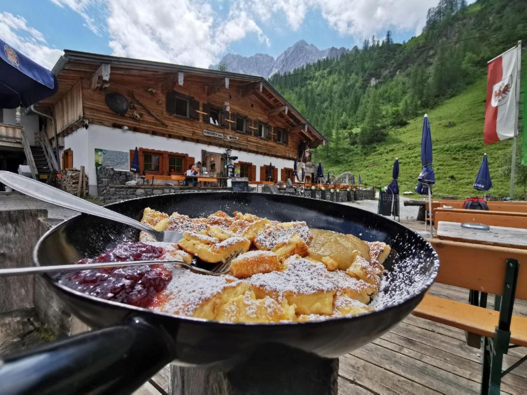 福姆普Binsalm- Schutzhütte的桌子上满是食物的锅