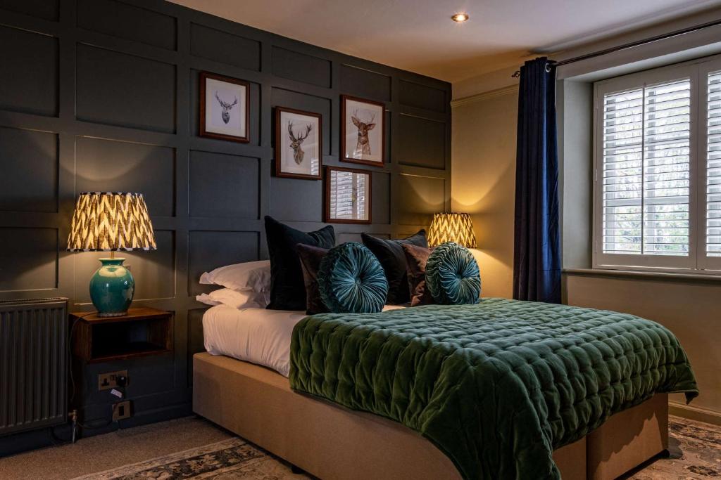 斯托昂泽沃尔德贝尔和斯图尔特之家宾馆的一间卧室配有一张带绿毯的床