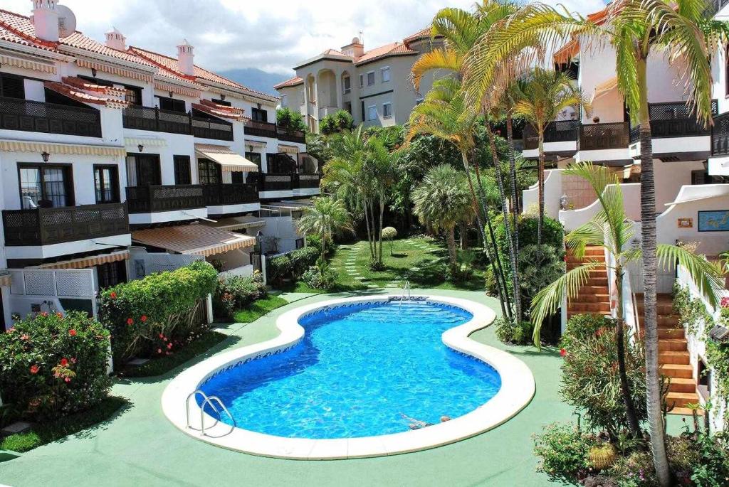 Apartamento con Terraza y Piscina C内部或周边的泳池