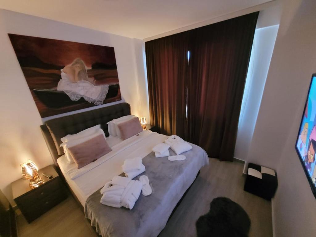 北马马亚-讷沃达里Alessia lux apartament prima linie malul mării的酒店客房,配有带毛巾的床