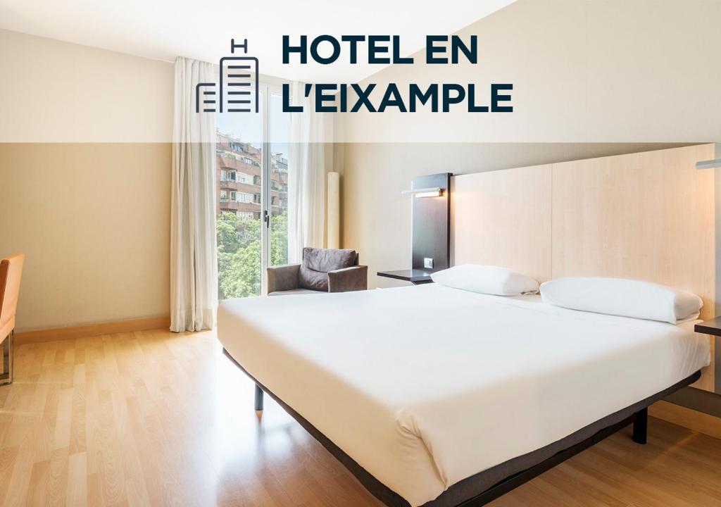 巴塞罗那伊鲁尼奥迪托瑞酒店的卧室配有一张白色大床