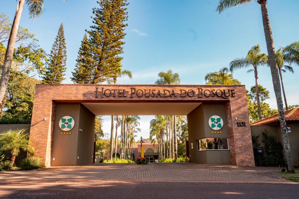 蓬塔波朗博斯克柏萨达酒店的一座有读热棕榈树标志的建筑