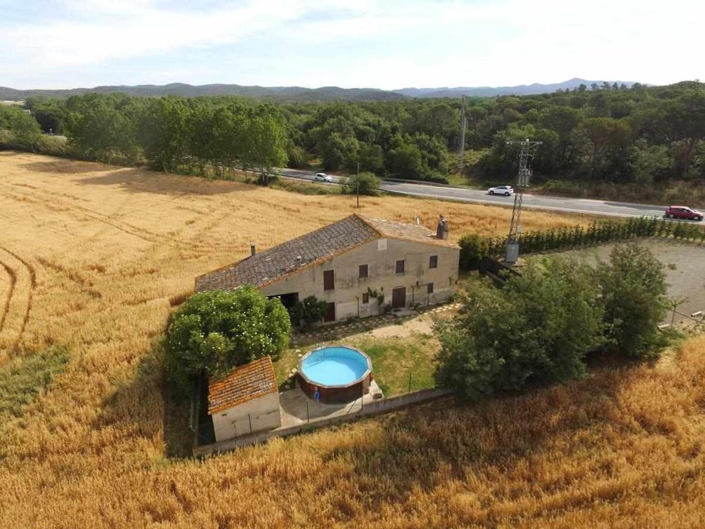 卡萨德拉塞尔瓦Can Jep Llarg Casa Rural的享有带游泳池的房屋的空中景致