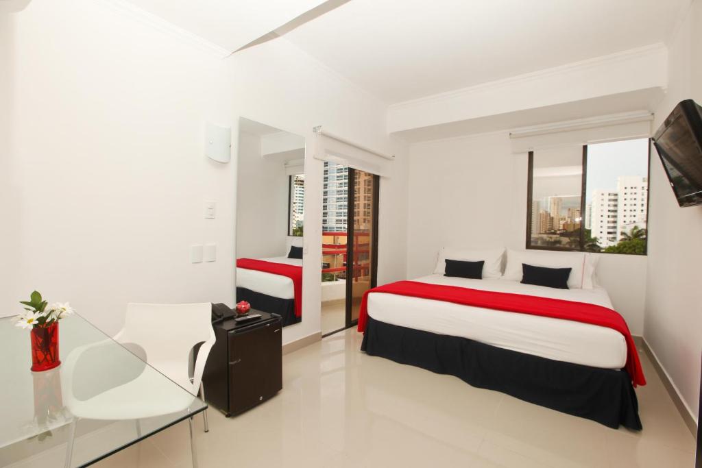 卡塔赫纳萨尔梅迪纳酒店的酒店客房设有两张床和电视。