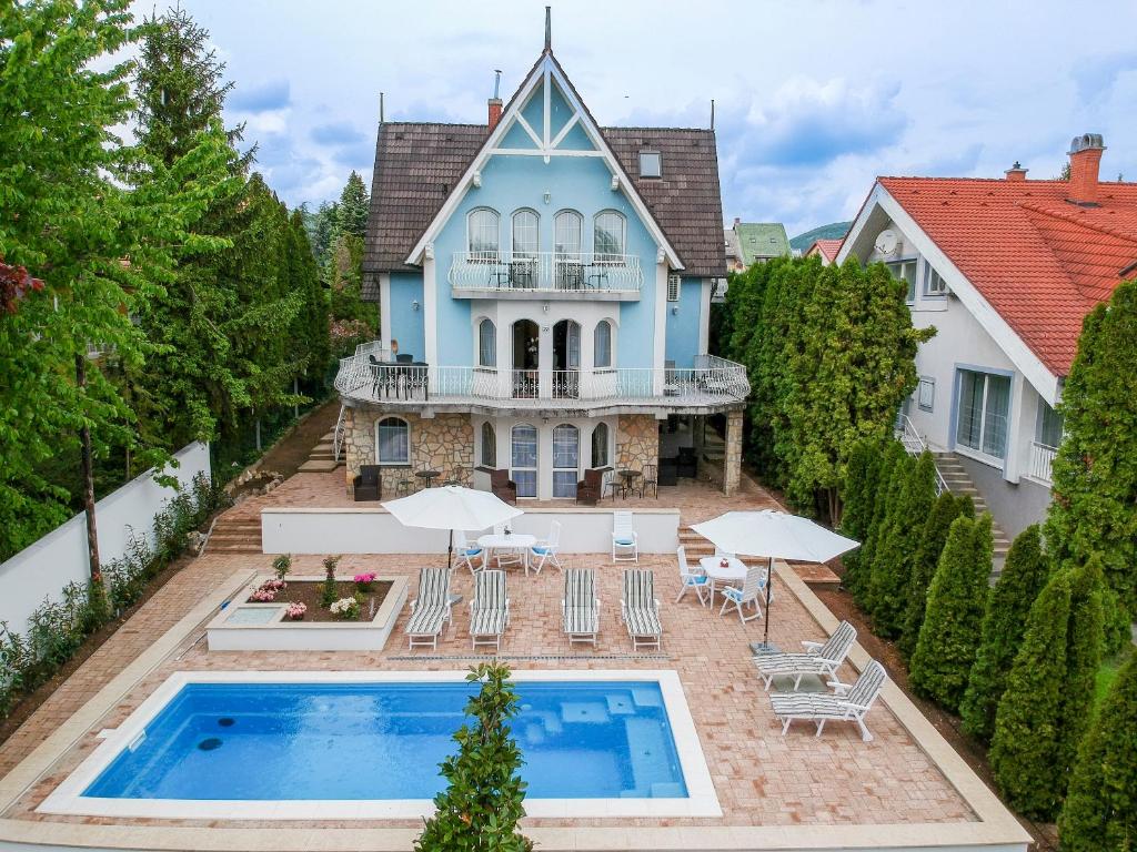 巴拉顿菲赖德Kék Hullám Vendégház的享有带游泳池的房屋的空中景致