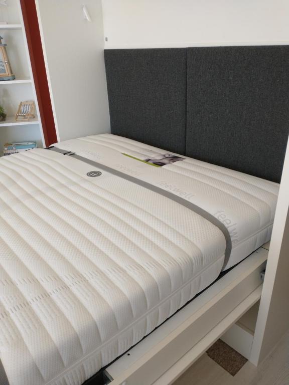 奥斯坦德Studio Raversijde with Sea View的一张床垫放在一个房间里的床架上